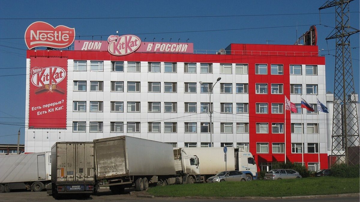 Mais uma gigante na mira: Putin é provocado a confiscar marcas da Nestlé para administração estatal na Rússia - QTU Questões do Universo