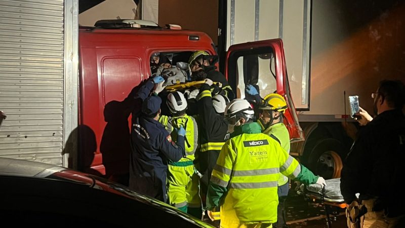 Motorista é resgatado aparentemente desacordado. - Rubens Felipe/ND Mais