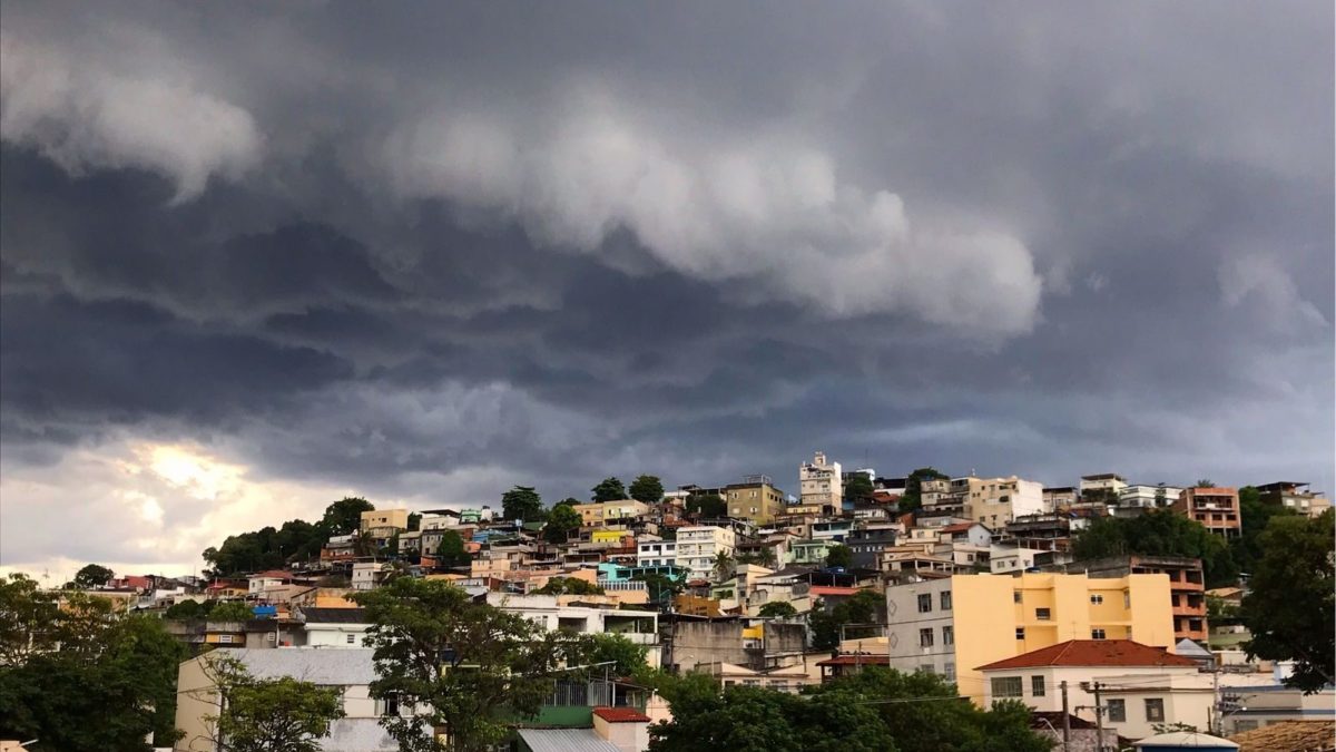 Frente fria com chuva intensa de até 200 mm já atinge 3 estados nas próximas 24 horas; veja onde o risco de granizo, tornados e tempestades será maior - QTU Questões do Universo