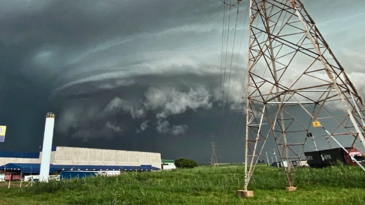 Frente fria deixa 6 estados em alerta para 'chuvarada' e vendavais; veja onde pode