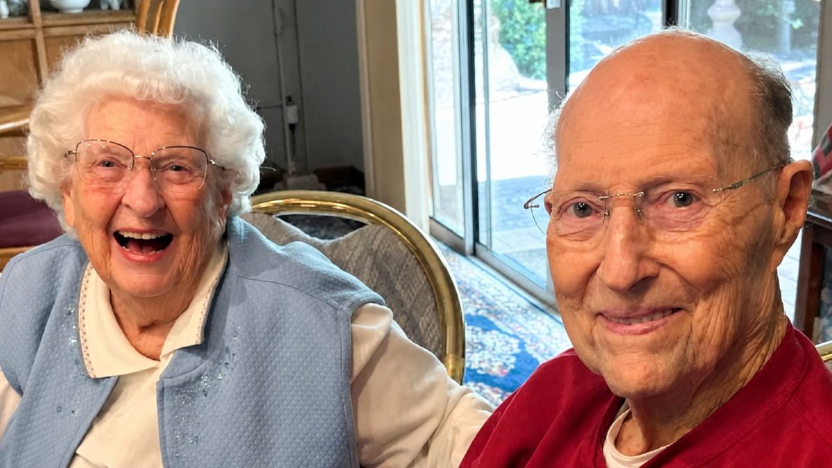 Gêmeos centenários chegam aos 100 anos após enfrentar câncer, ataque cardíaco e outras