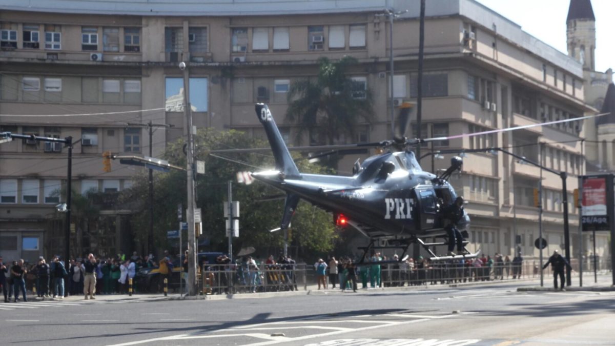 Helicóptero faz pouso no meio de avenida movimentada de capital e surpreende quem passava - QTU Questões do Universo