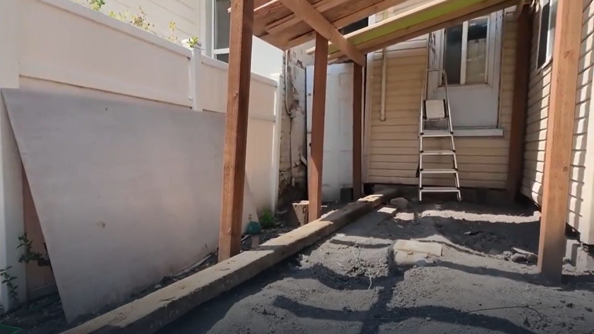 Homem encontra uma lápide de criança enterrada debaixo do deck de casa durante uma