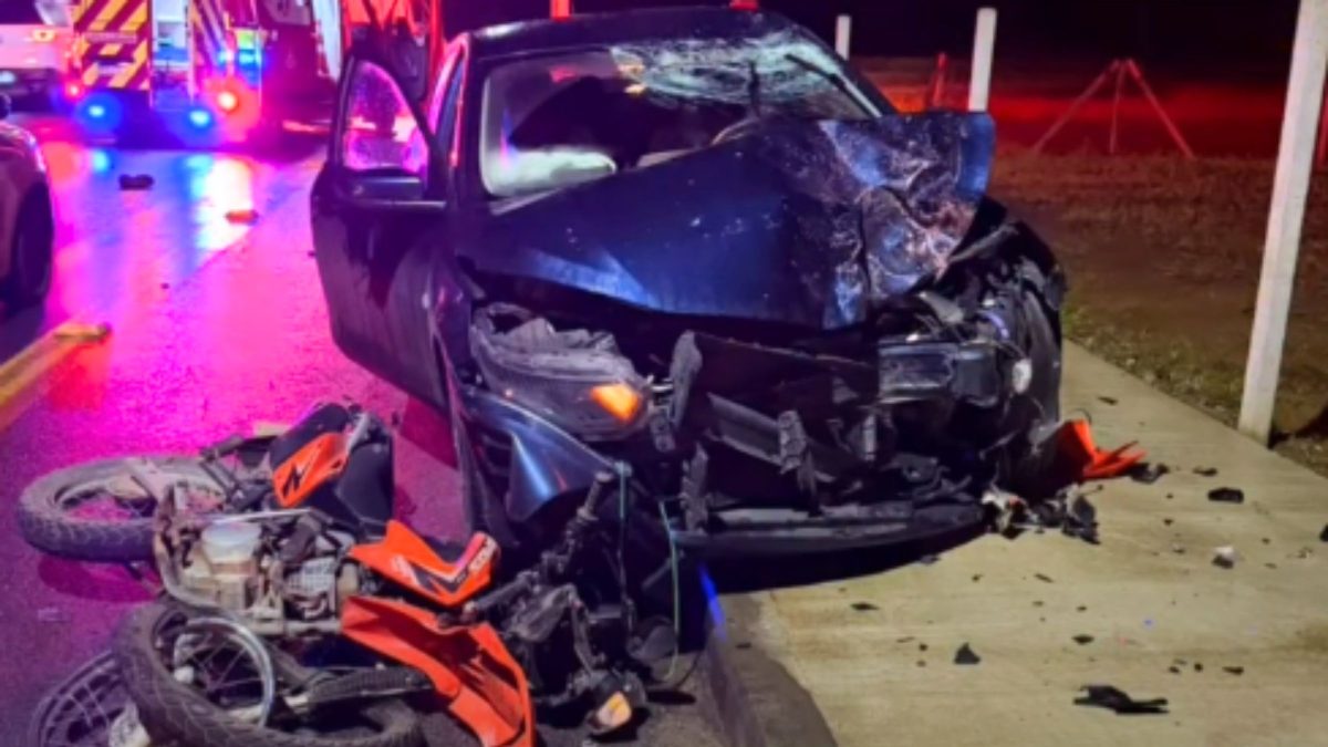 Motociclista morre após batida violenta contra carro em SC