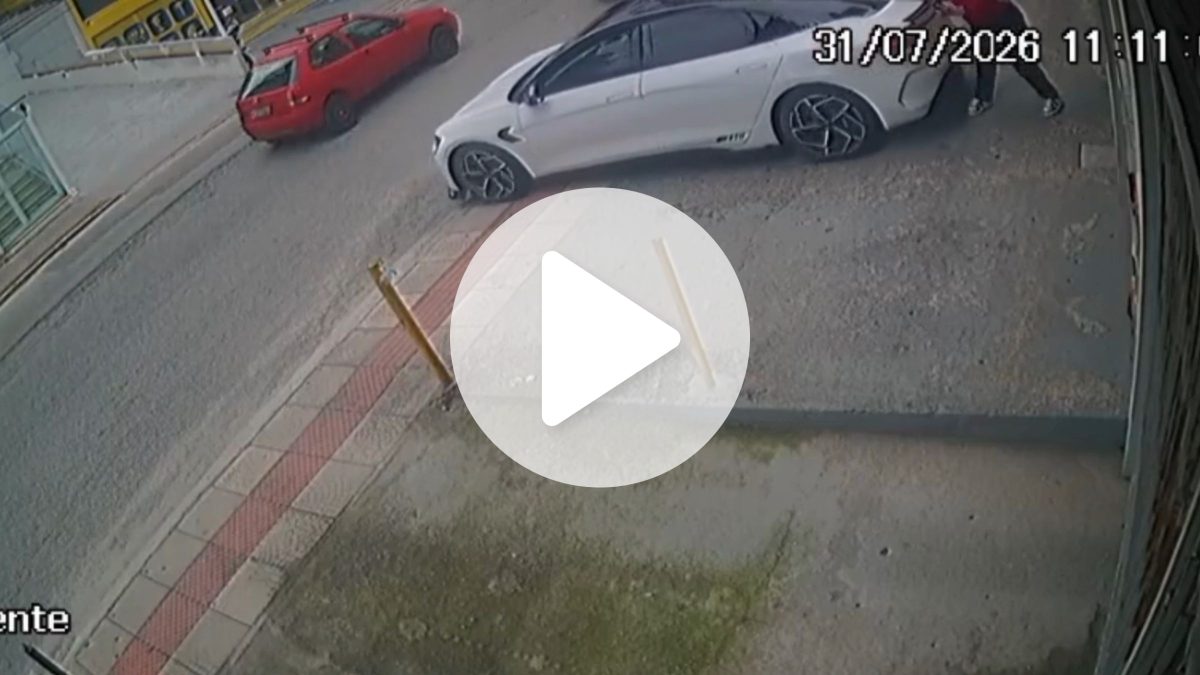 Idosa é quase prensada contra parede antes de ser empurrada ao reclamar de carro