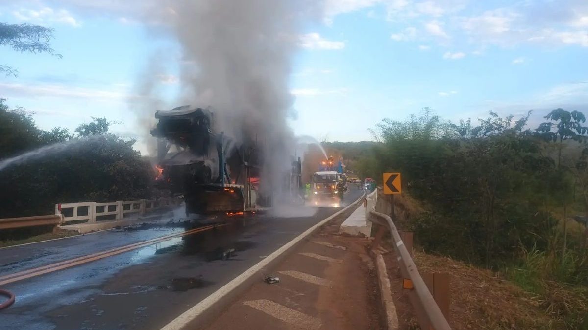 Incêndio atinge carreta-cegonha com BYD’s 0km e destrói toda a carga na BR-364 - QTU Questões do Universo