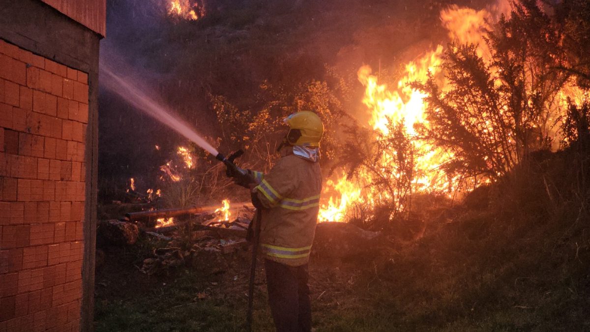 Cidade da Serra catarinense registra 5 incêndios em vegetação no mesmo dia e bombeiros