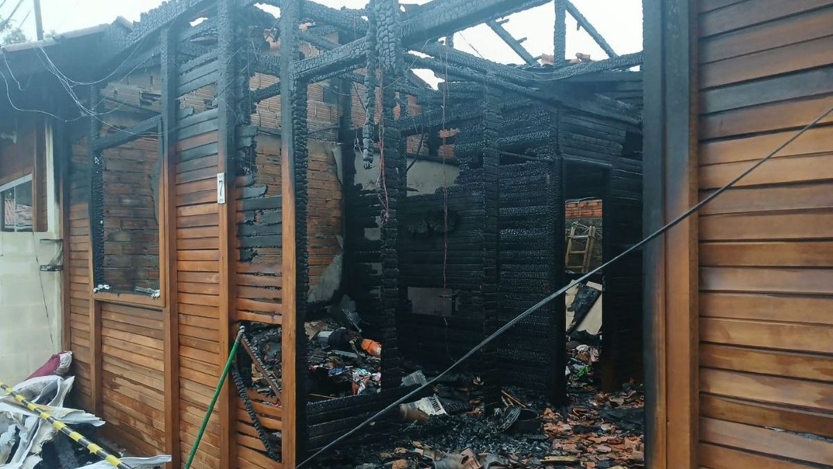 Incêndio provoca destruição e deixa três famílias sem casa em praia de SC após vazamento de gás - QTU Questões do Universo