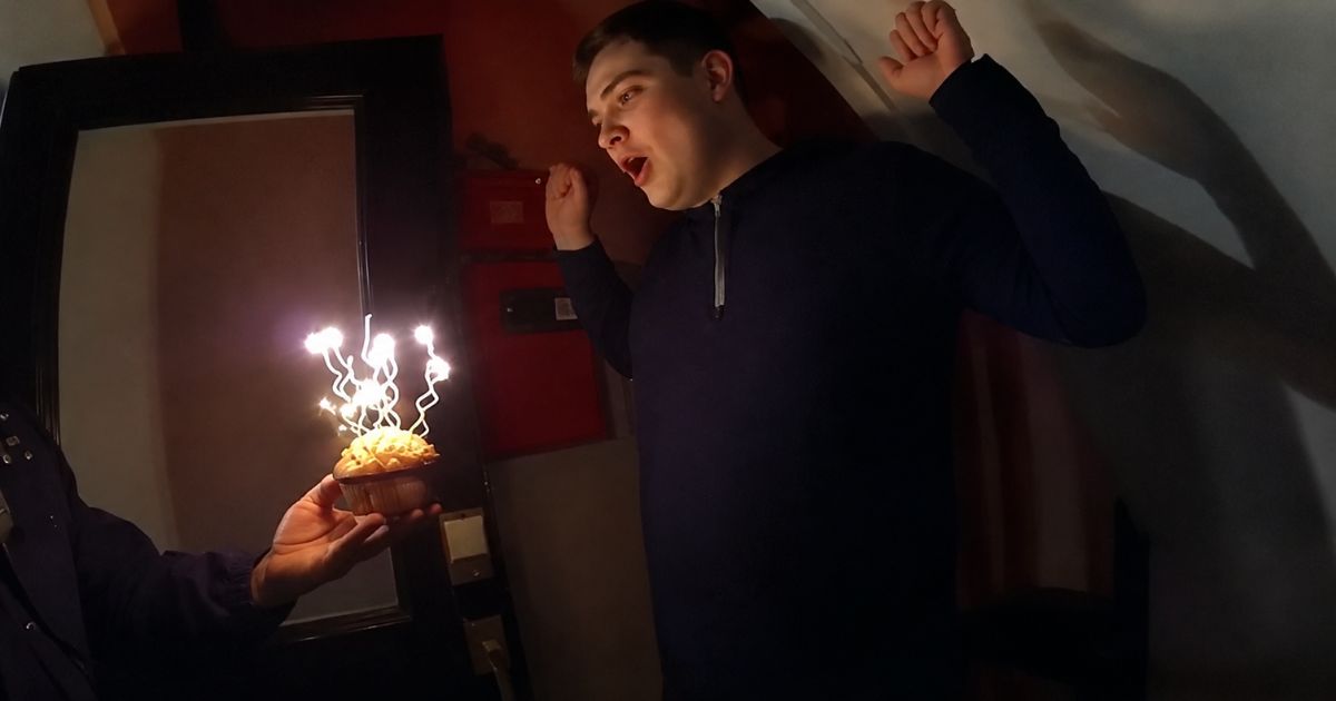 Jovem liga para a emergência pedindo parabéns, e policiais surpreendem ao chegar à casa do rapaz com bolo e velas para festejar a data no plantão da madrugada - QTU Questões do Universo