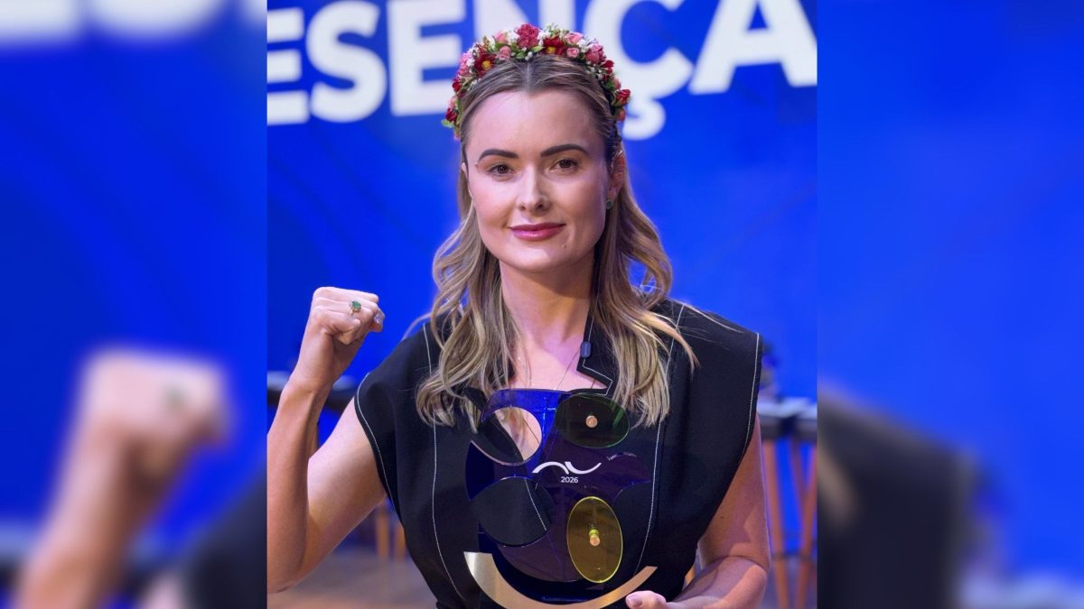 Júlia Zanatta é escolhida como a melhor parlamentar de SC e ganha prêmio nacional com votação popular - QTU Questões do Universo