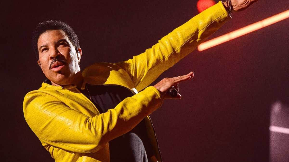 Lionel Richie passa mal durante show e é internado nos EUA; médicos investigam possível quadro de desidratação - QTU Questões do Universo