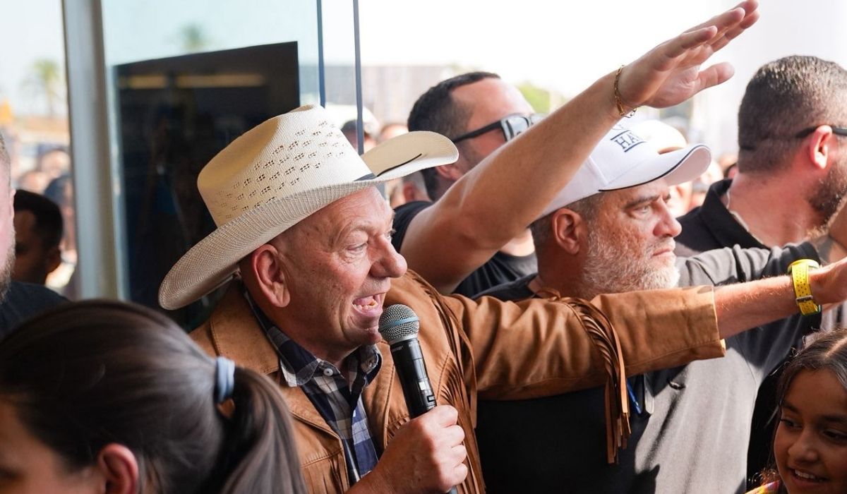 Luciano Hang critica fim da 6×1 diante de funcionários em inauguração de megaloja: 'Querem o voto de vocês'