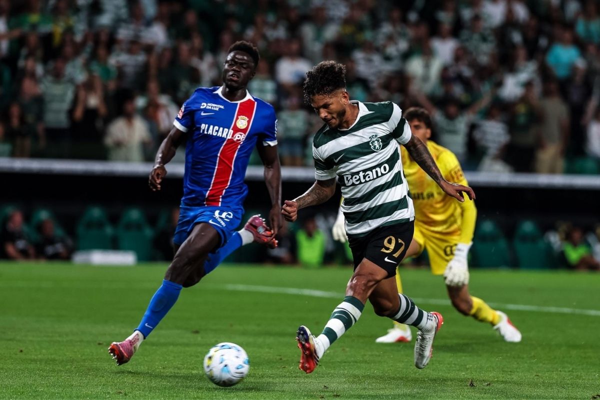Luis Suárez finaliza pelo Sporting contra o Alverca em partida da Liga Portugal
