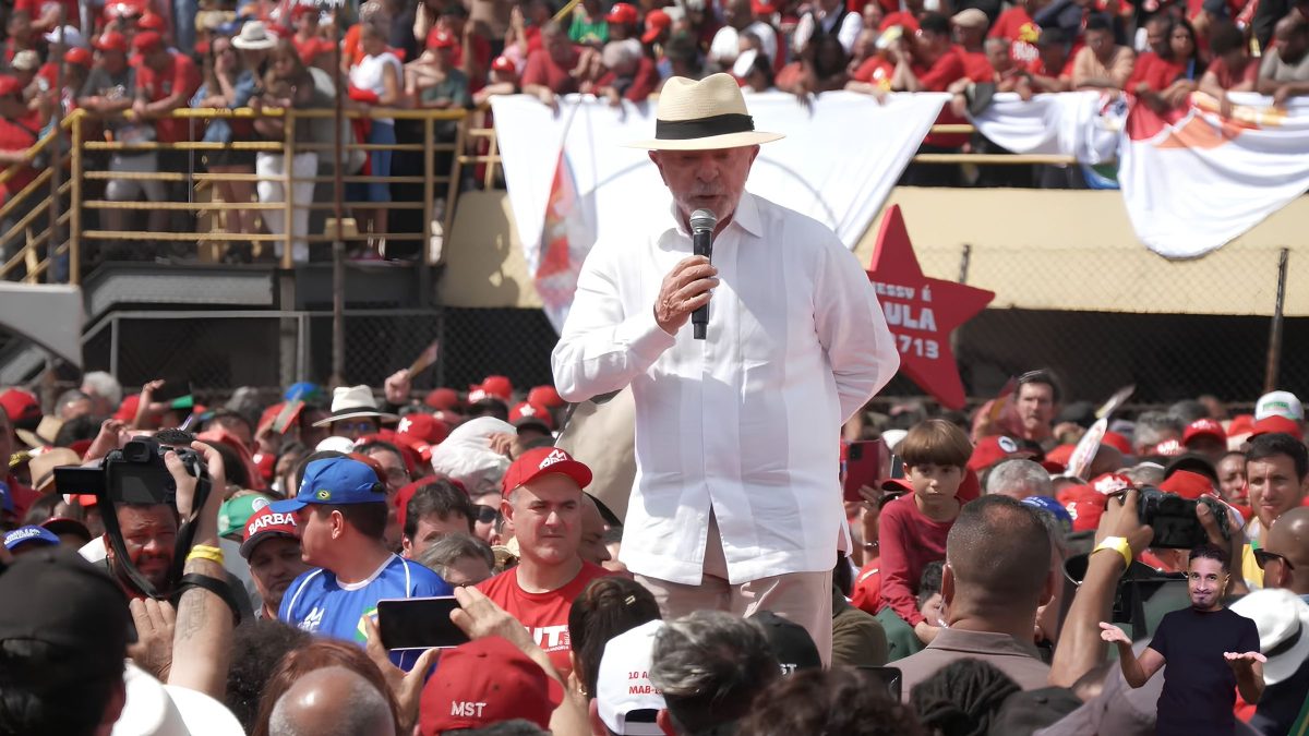 Lula volta em estádio após 50 anos e inicia campanha à presidência no ‘berço político