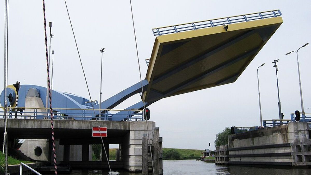 Maior ‘ponte voadora’ do mundo tem 225 m² e levanta uma estrada inteira com ‘braços’ metálicos - QTU Questões do Universo