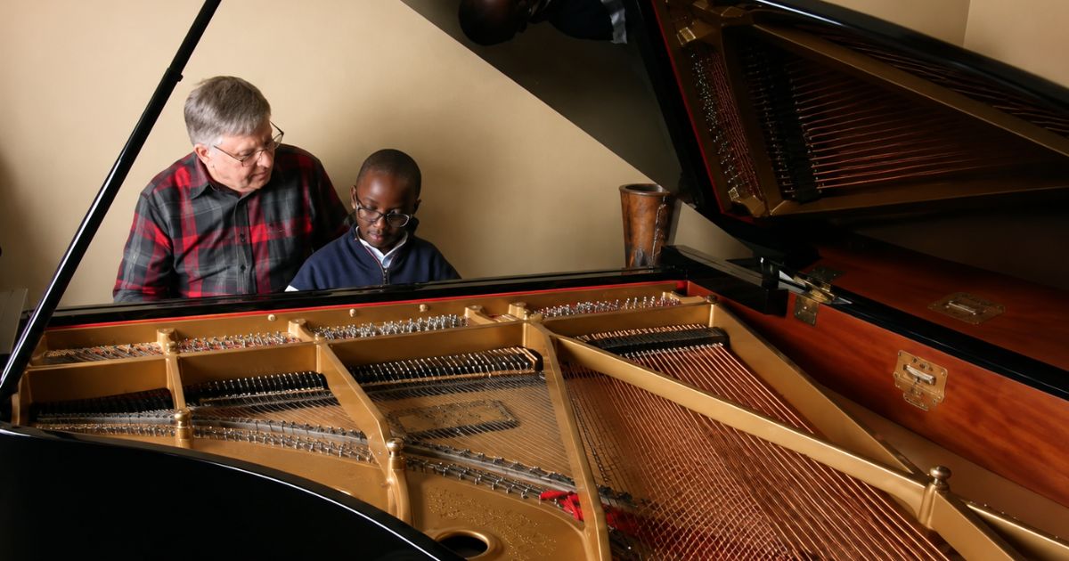 Um teclado esquecido no porão revela o talento escondido de um jovem prodígio com autismo; o que ninguém imaginava era a surpresa quando o menino ganha um piano de R$ 70 mil de um desconhecido - QTU Questões do Universo