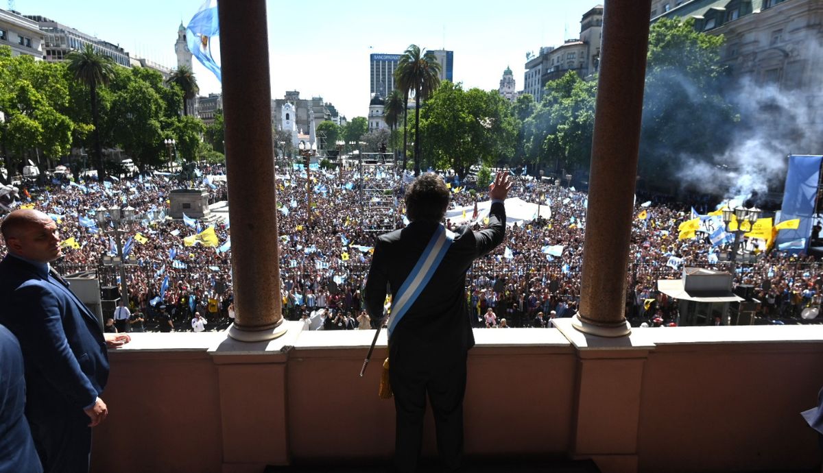 javier milei com o povo da argentina