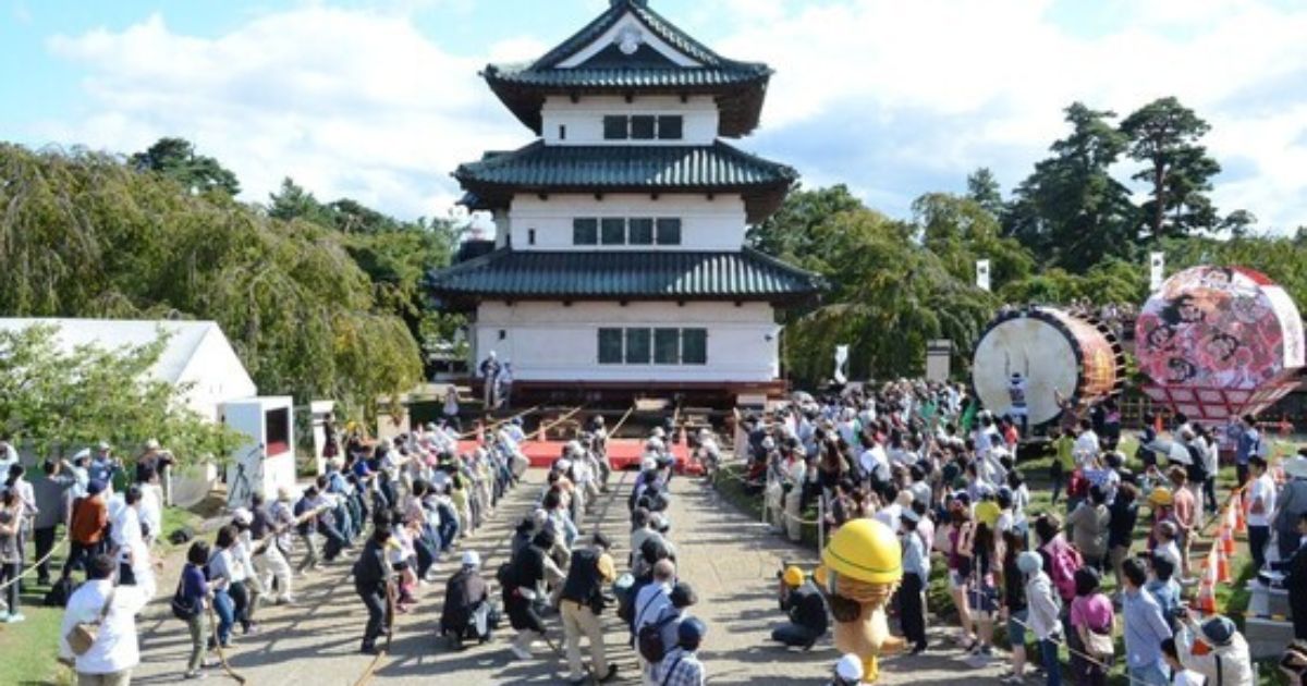 Mais de mil pessoas no Japão puxam uma torre inteira com cordas durante evento cultural, mas a cena esconde um plano de engenharia da prefeitura para devolver o castelo ao local original - QTU Questões do Universo