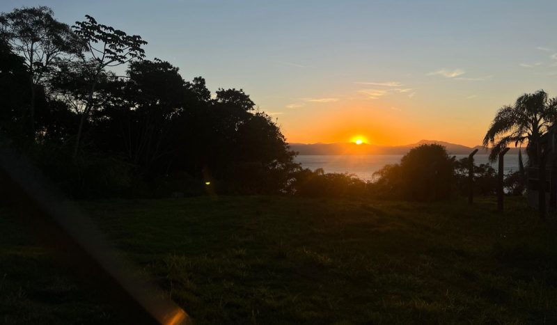 Pôr do sol na Ponta do Araçá, em Porto Belo, transforma o fim do dia em um espetáculo diante do oceano. - Brenda Bittencourt/ND Mais