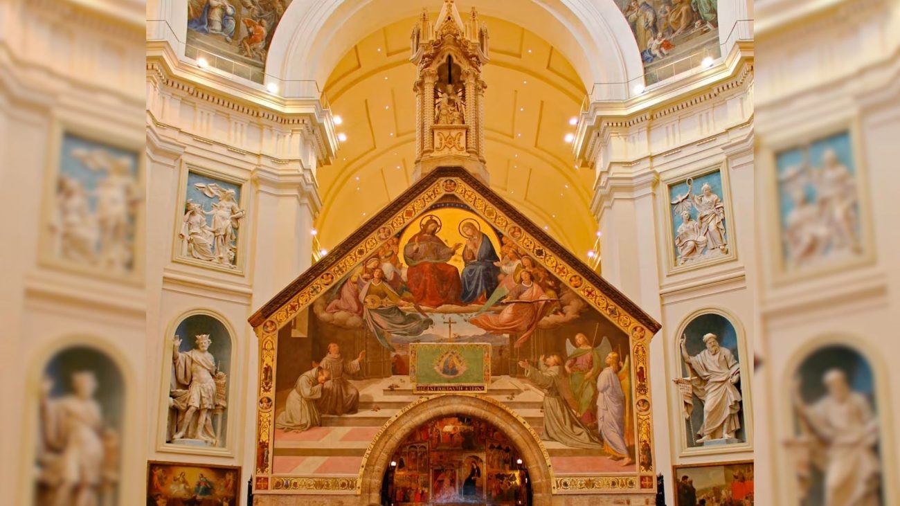 Altar de Nossa Senhora dos Anjos com fiéis em momento de oração e celebração da missa