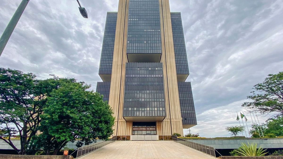 Selic cai para 14%, mas Banco Central trava a porta para corte automático; entenda - QTU Questões do Universo