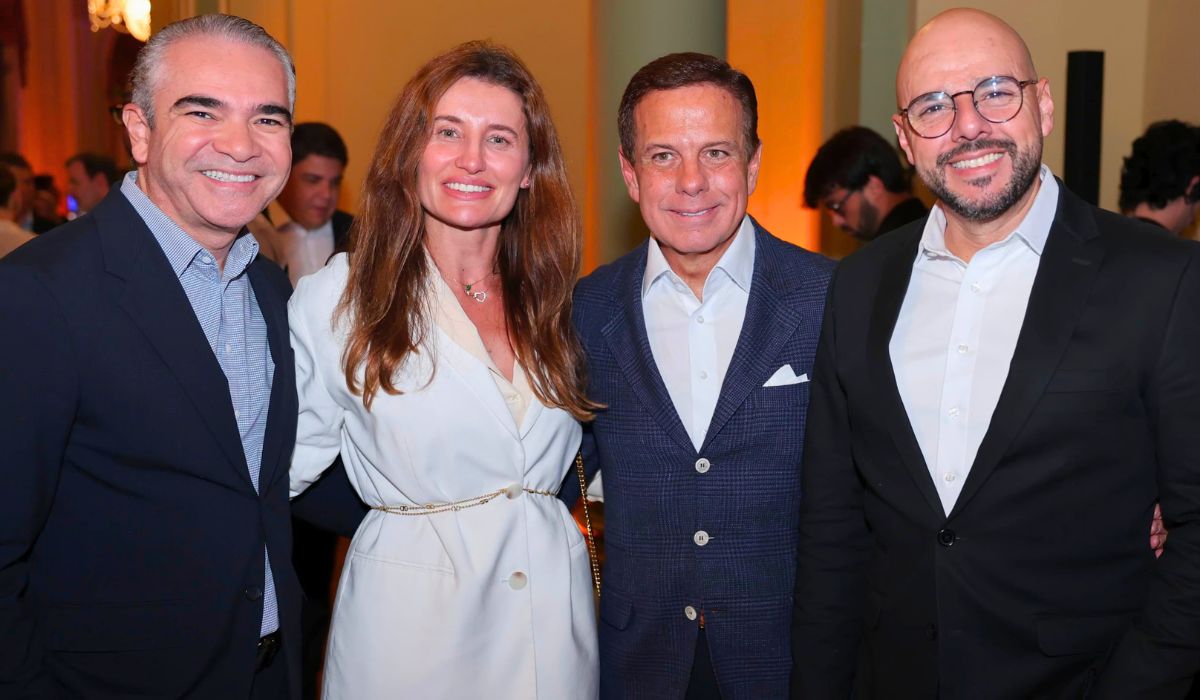 Delton Batista e Sharlene Batista, com o anfitrião da noite de abertura, no Palácio da Cidade, no Rio de Janeiro, o ex-governador de São Paulo, João Doria, e Rubens Mendrone, fundador da empresa canadense de tecnologia Lide Lifetech e, Presidente do Lide CanadáFoto: Evandro Macedo e Gabriel Okawa/LIDE/ND Mais
