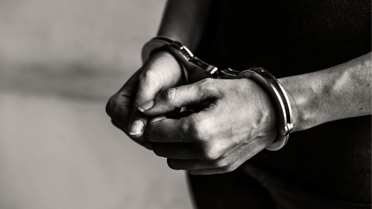 Mulher decidiu chutar policiais após receber voz de prisão Foto: Reprodução/Magnific/ND Mais