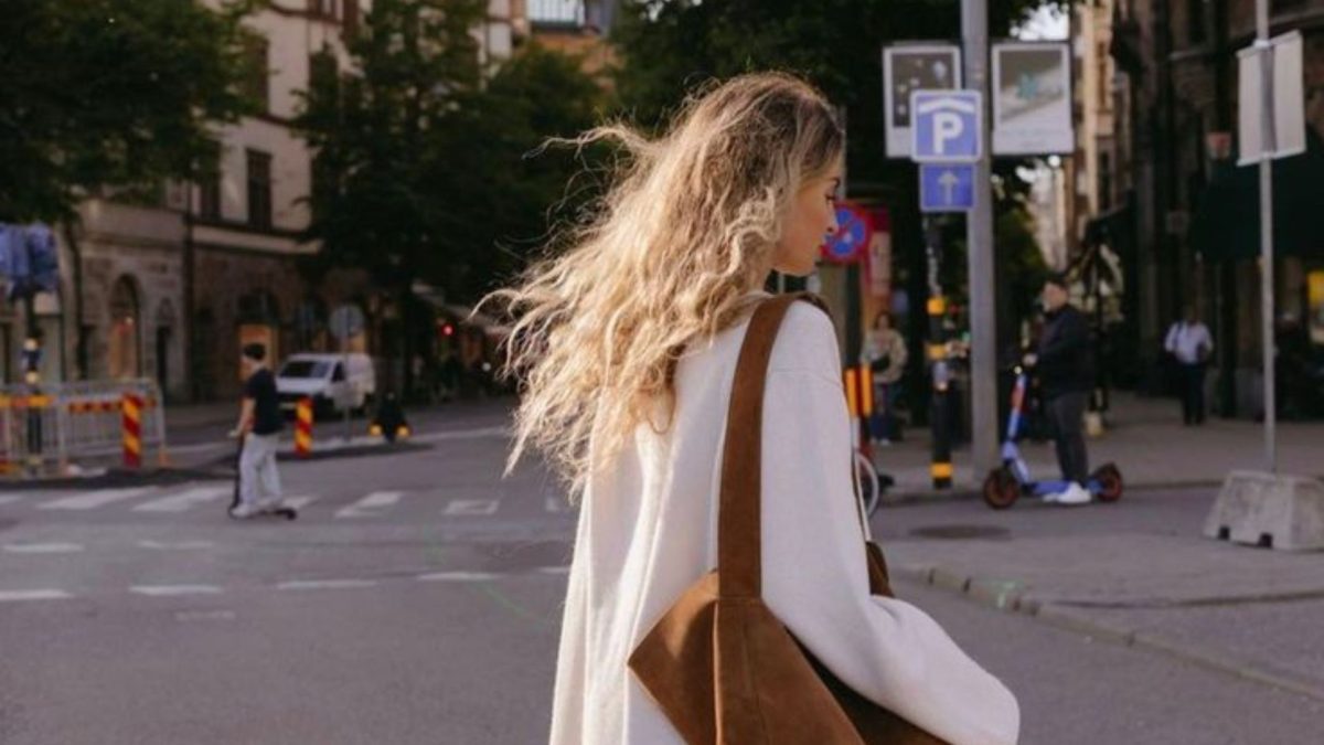 Mulher que odiava usar tênis fora da academia precisava caminhar por horas durante uma viagem e descobriu um sapato que conseguiu usar com vestidos, jeans e até para passear o dia inteiro - QTU Questões do Universo