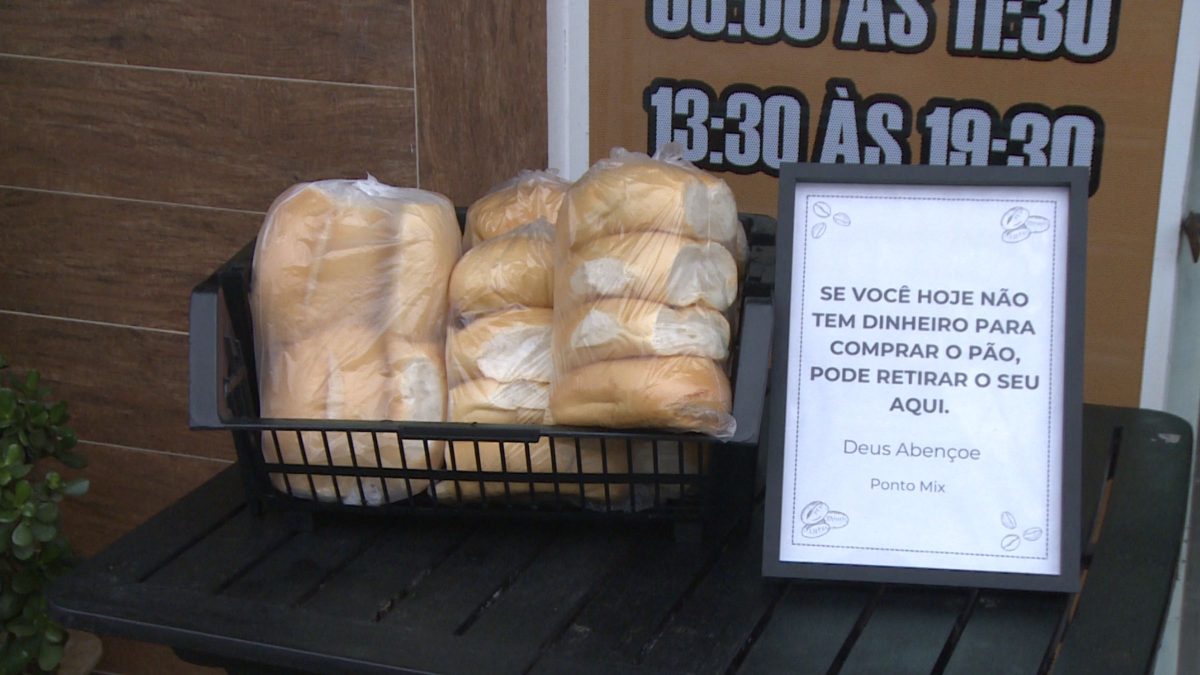 ‘É pouco, mas mata a fome de alguém’: padaria de Chapecó cria iniciativa para doar pães e ajudar quem precisa - QTU Questões do Universo