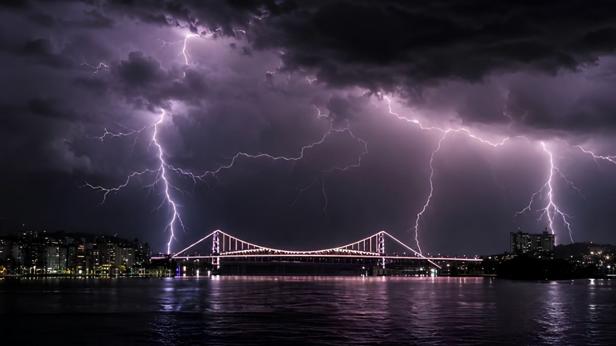 El Niño está por trás da ‘explosão’ de raios flagrada sobre ponte cartão-postal de SC durante tempestade impressionante - QTU Questões do Universo