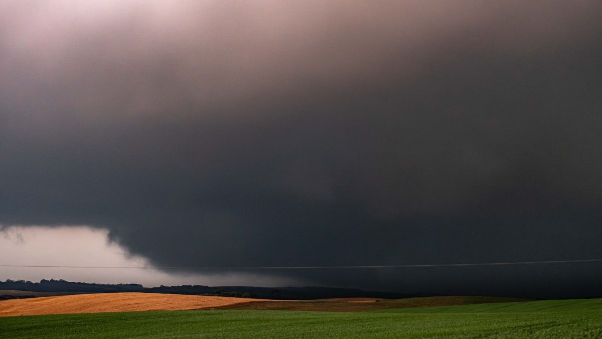 ‘Emoção a mil. É lindo e perigoso’: caçadores de tempestades registram tornado ao vivo em SC em feito inédito no Brasil - QTU Questões do Universo