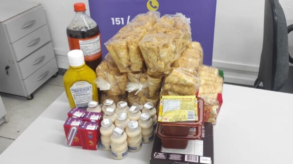 Alimentos vencidos são encontrados nas prateleiras e 30 produtos acabam apreendidos