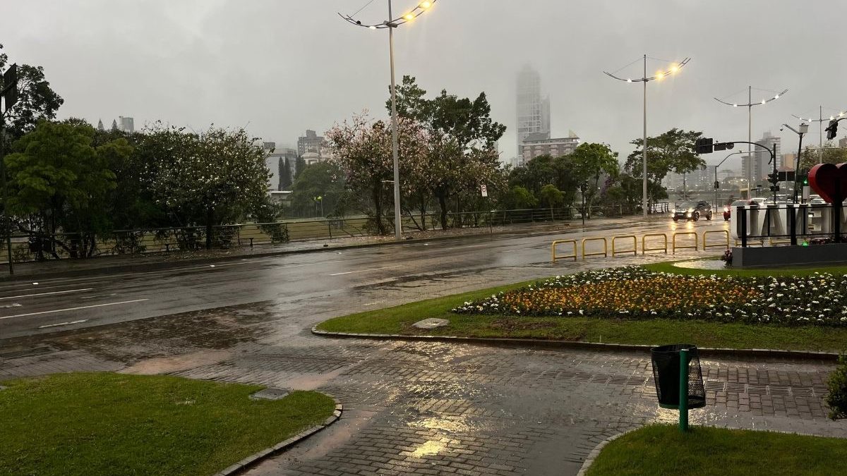 ATENÇÃO, BLUMENAU! Temporal com granizo atinge a cidade nesta segunda-feira (31)