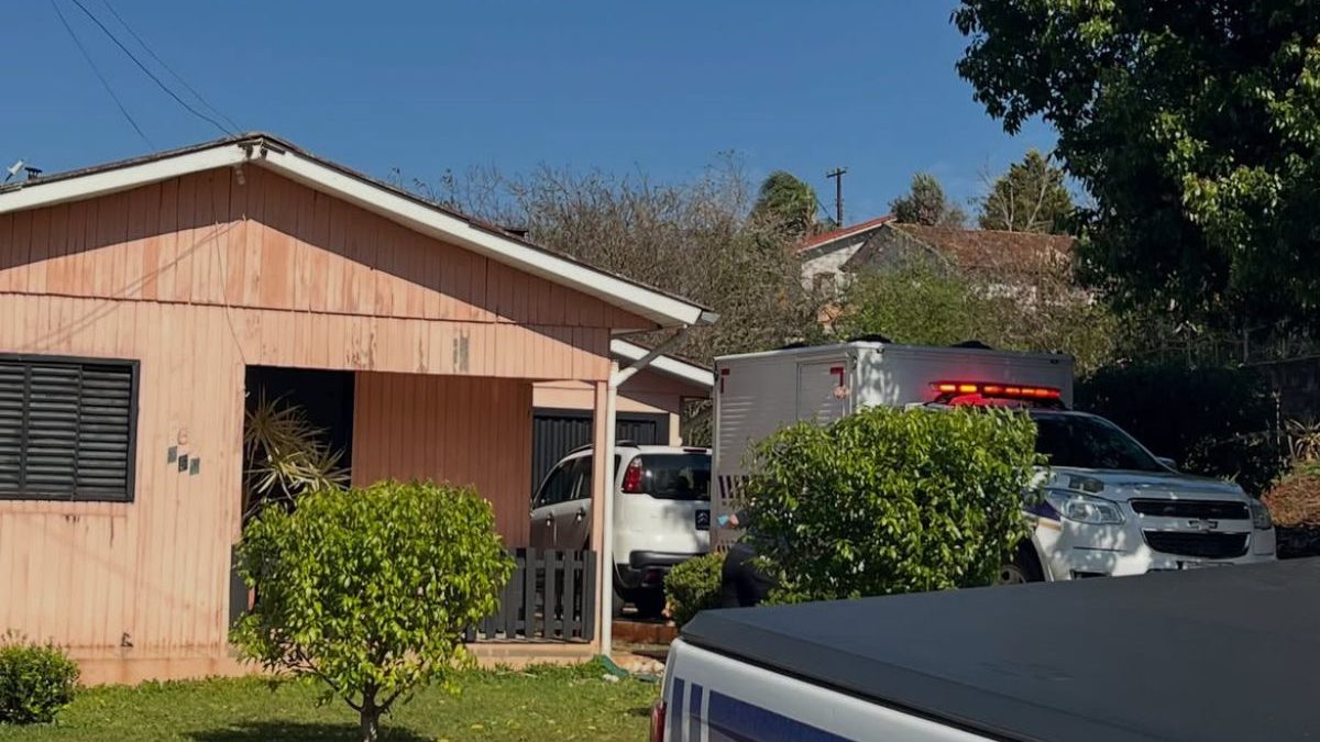 Filho ouve gritos de socorro, enfrenta ex-companheiro armado e salva a mãe de assassinato em SC - QTU Questões do Universo