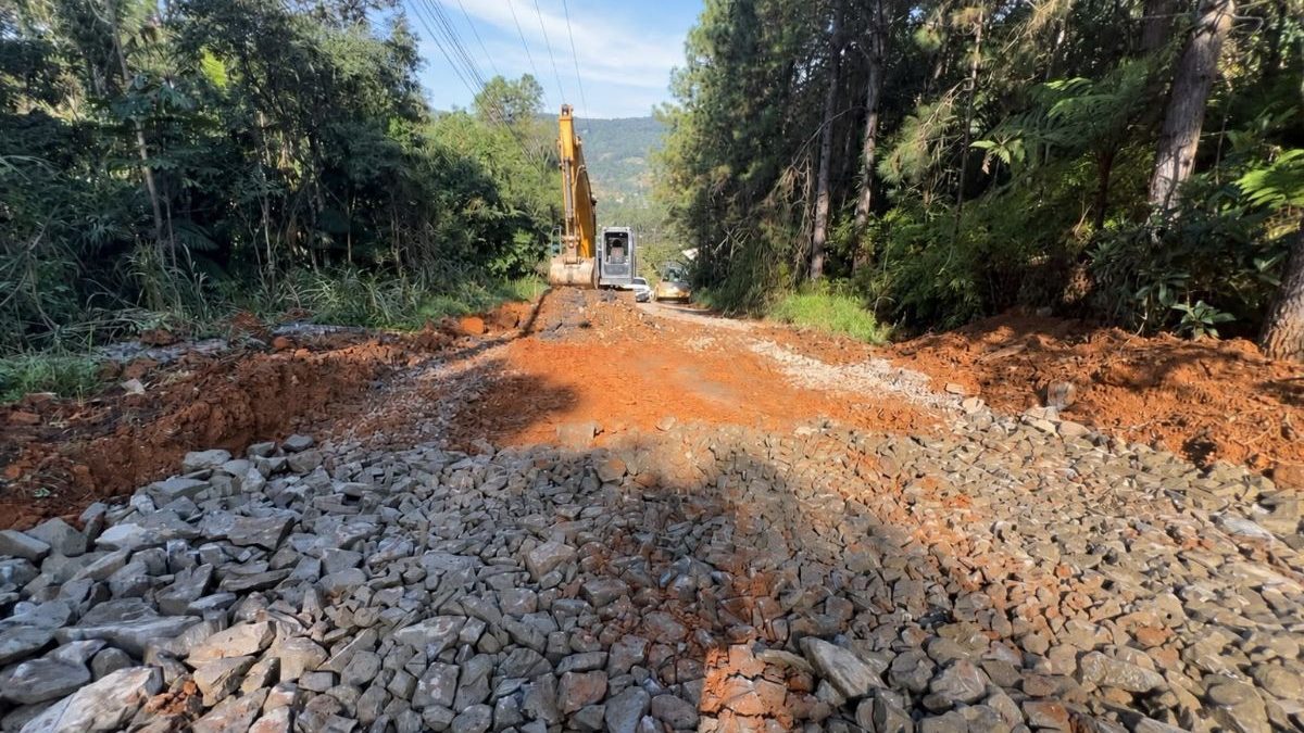Obras de pavimentação com investimento de R$ 2,6 milhões interditam trânsito por um mês em ruas de cidade de SC - QTU Questões do Universo
