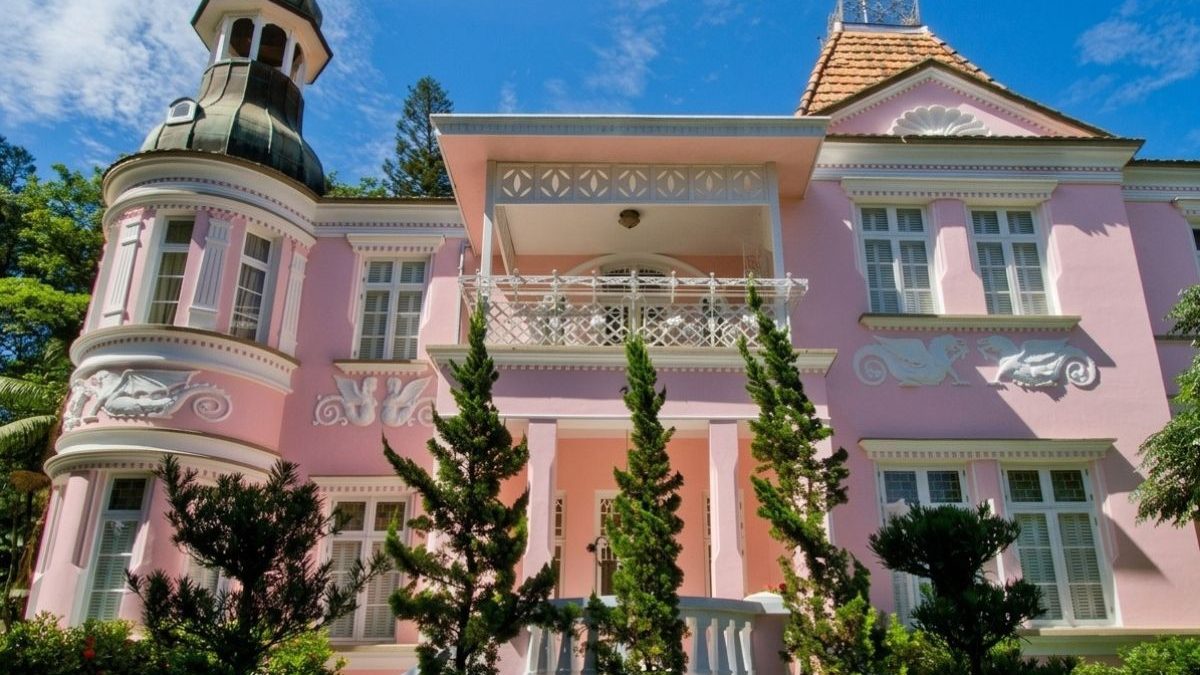 Casarão rosa centenário com arquitetura nobre e imponente, preserva memória de famosa