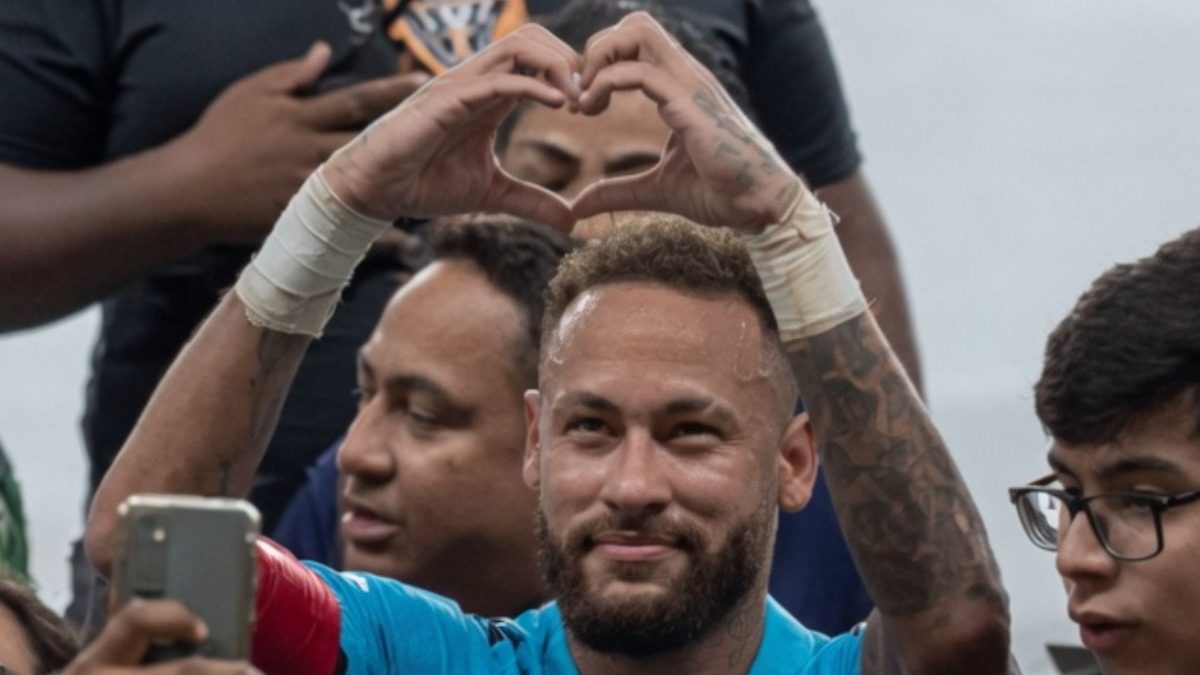 ‘Beijinho para ela’: veja a reação da mulher ‘alvo’ de Neymar após Remo x Santos - QTU Questões do Universo