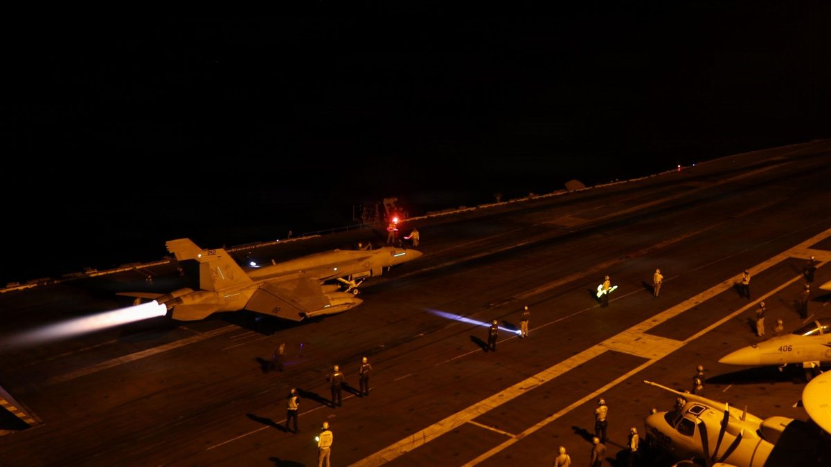 Estados Unidos realizam novos ataques em ilha no Estreito de Ormuz e Irã responde com ofensiva contra bases militares na Jordânia - QTU Questões do Universo