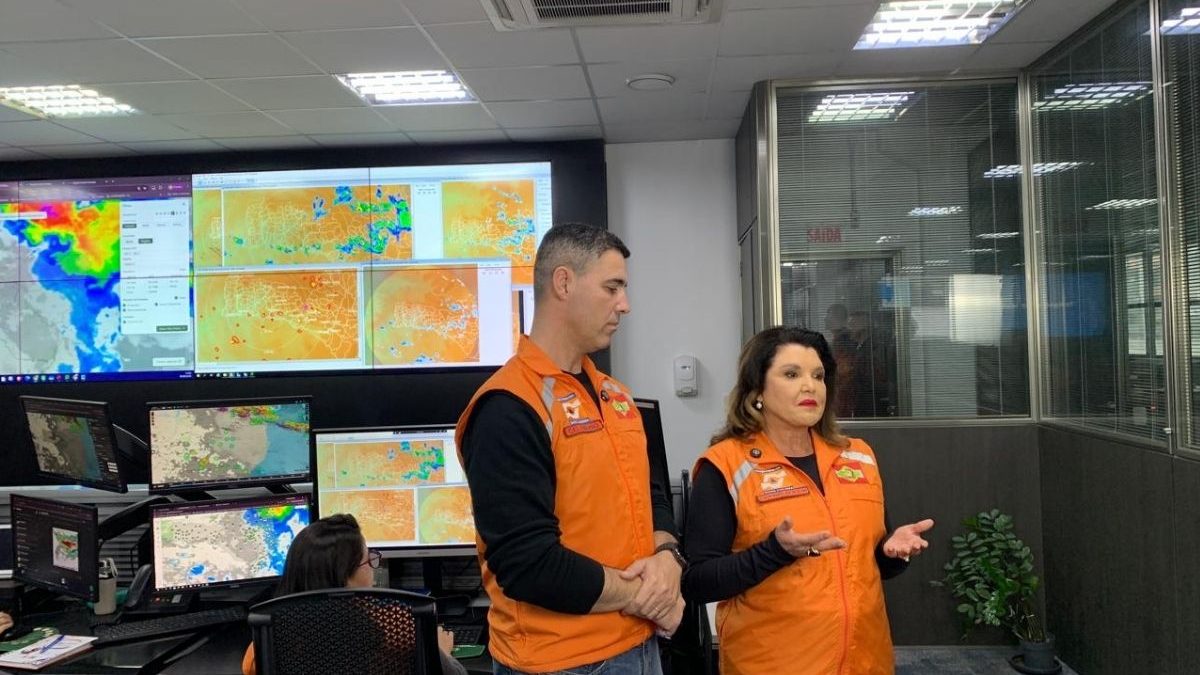 Governadora Marilisa Boehm visita Defesa Civil após tempestade de granizo atingir Florianópolis e Biguaçu - QTU Questões do Universo