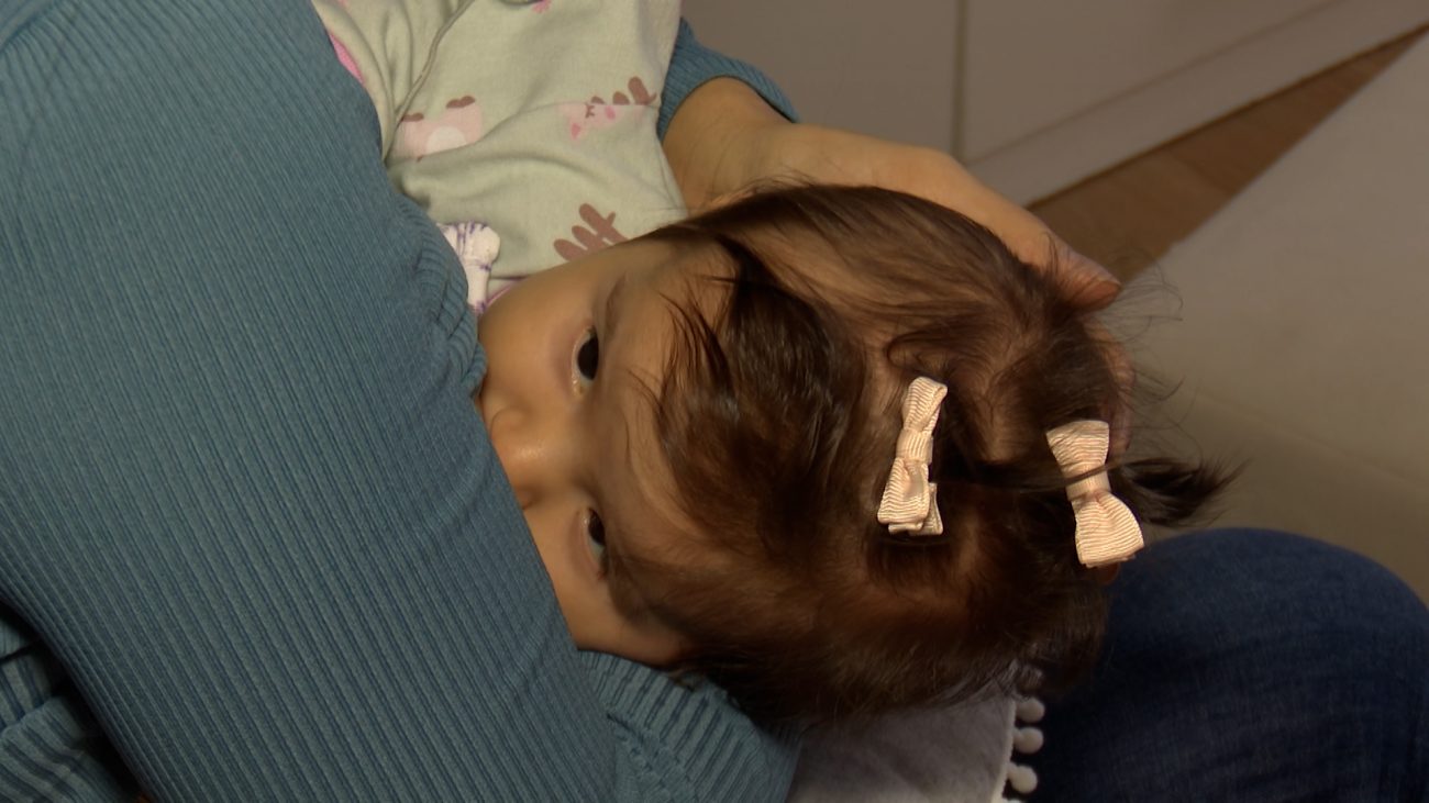 Toda semana, Ellen consegue separar cerca de dois frascos de leite, em uma quantidade que não interfere na alimentação de CatarinaFoto: NDTV RECORD/Reprodução/ND Mais