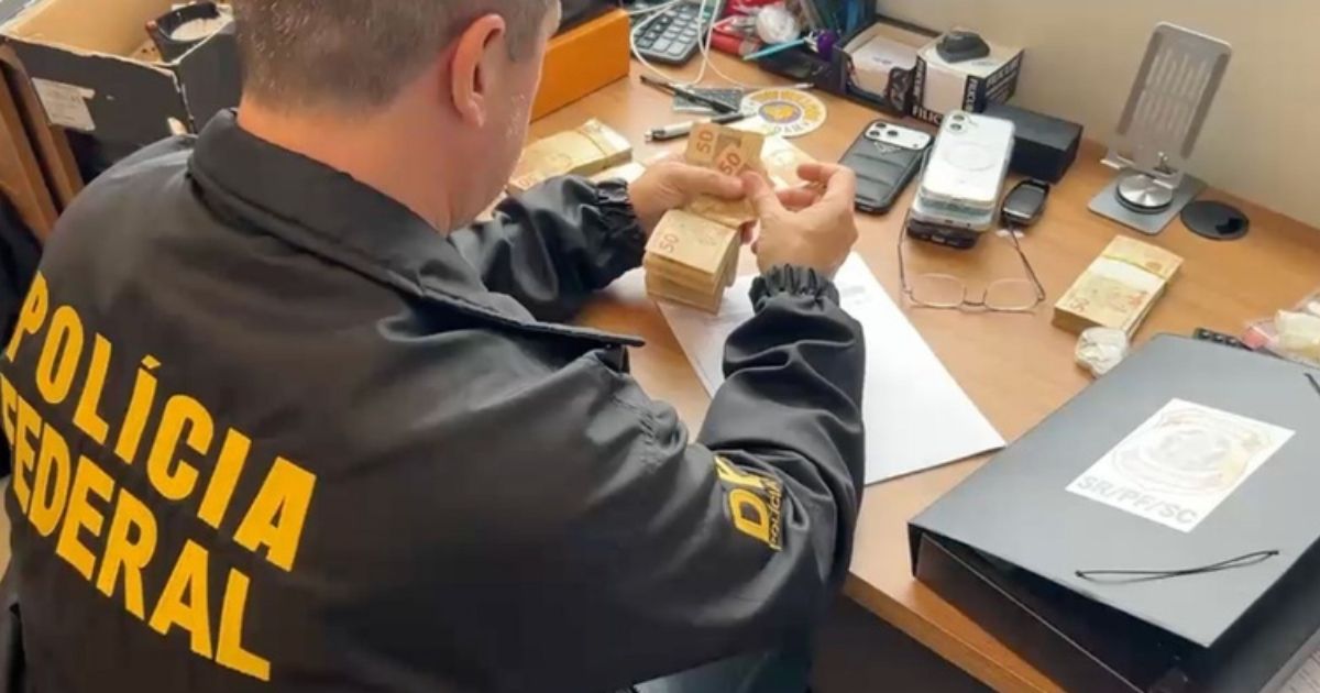 Grupo criminoso suspeito de lavar dinheiro do tráfico internacional de drogas vira alvo da PF em SC; um homem foi preso - QTU Questões do Universo