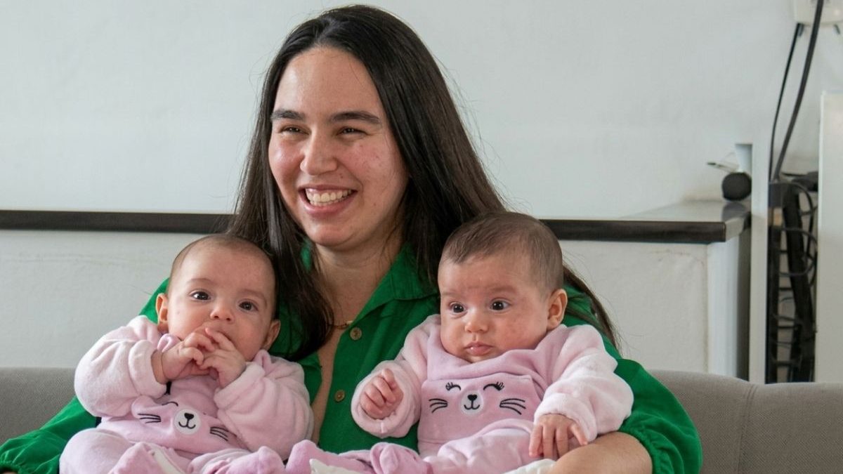Mãe de gêmeas doa mais de três litros de leite por semana para recém-nascidos enquanto