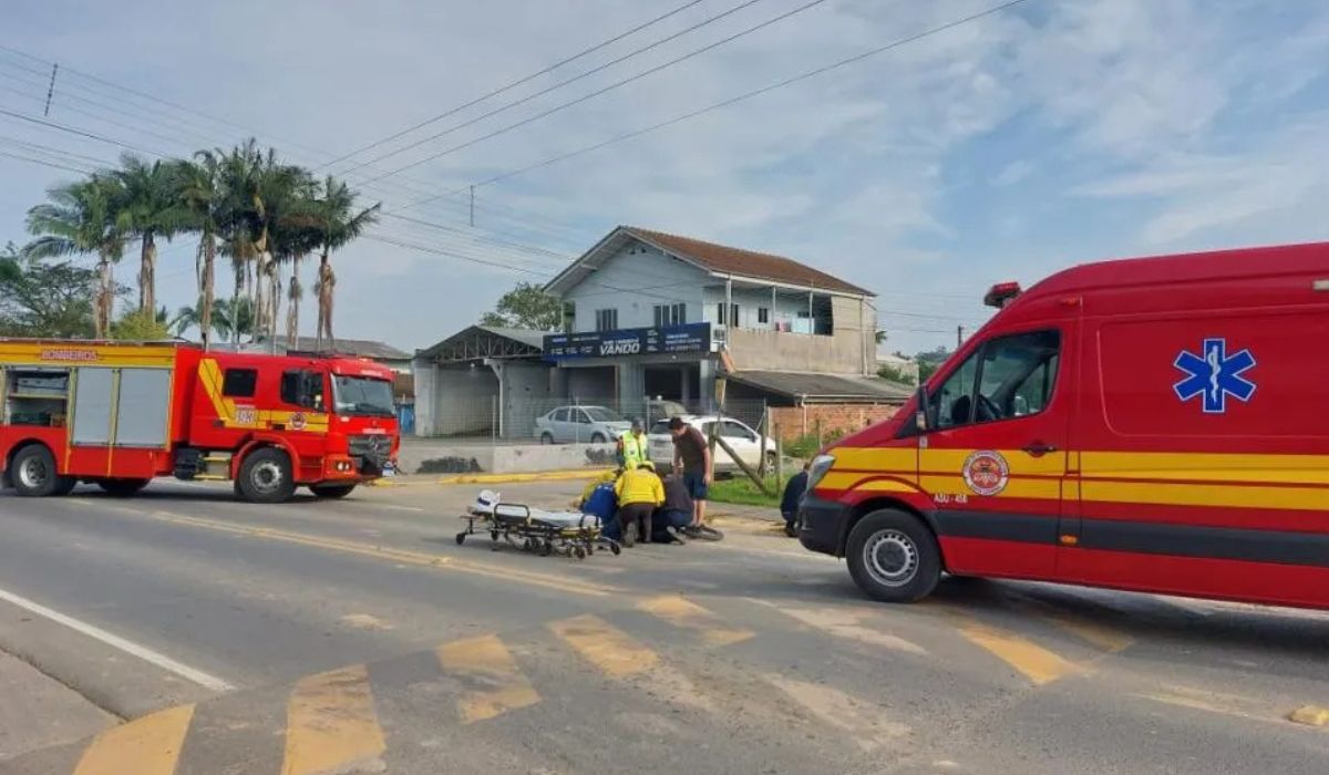 Uma criança de 12 anos caiu de bicicleta e acabou ficando com a manopla do freio cravada na perna em Taió, no Alto Vale.