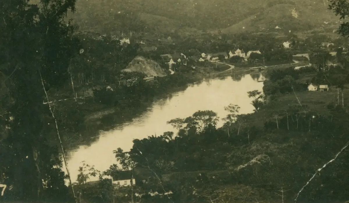 Rua Itajaí, no bairro Vorstadt, em Blumenau, no século XIXFoto: Arquivo Histórico José Ferreira da Silva/ND Mais