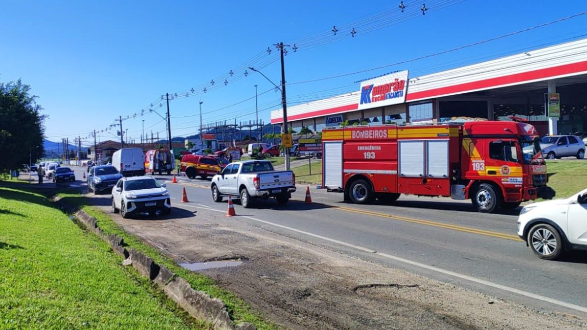 Idosa é arremessada três metros após bicicleta ser atingida por caminhonete em faixa de pedestres de SC - QTU Questões do Universo