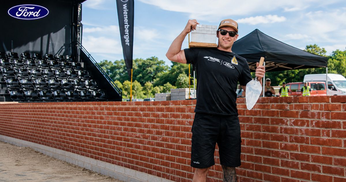 Pedreiro assenta mais de 800 tijolos em apenas uma hora e vence campeonato na Inglaterra, surpreendendo os juízes no momento em que constrói parede inteira em um ritmo impressionante - QTU Questões do Universo