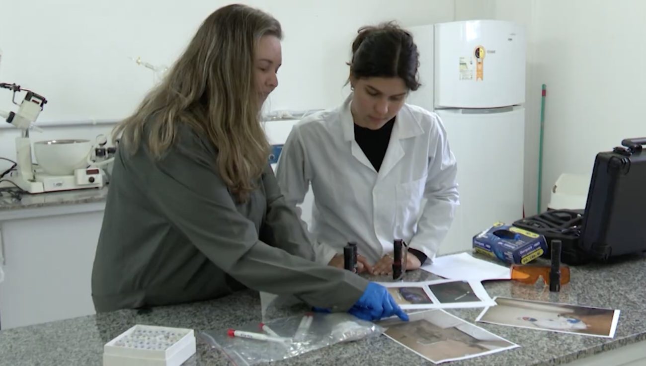Os métodos utilizados, porém, eram capazes de rastrear os vestígios, mas não de confirmar sozinhos a origem do material. Por isso, foi necessária uma análise mais detalhada.Foto: Heron Barros/NDTV/ND Mais
