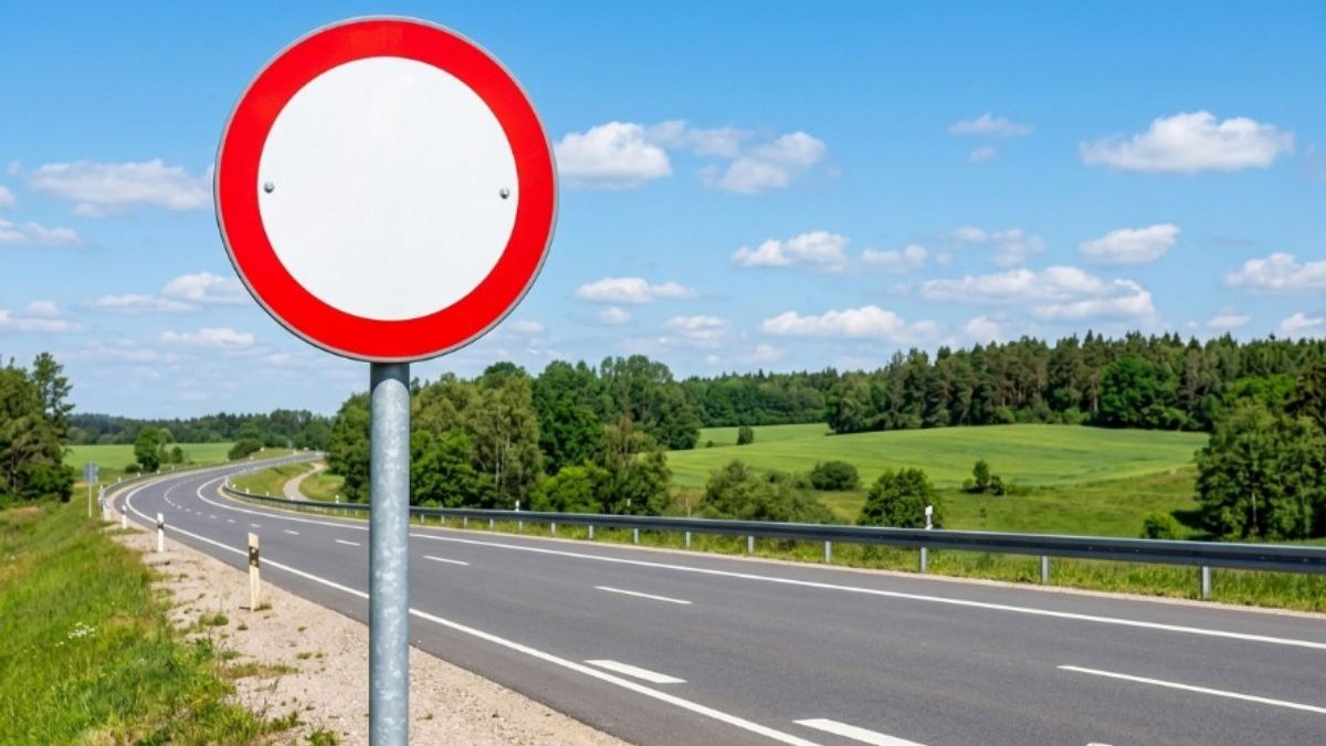 Placa com círculo vermelho ‘vazio’ gera dúvida em motoristas: entenda o significado do sinal que viralizou - QTU Questões do Universo