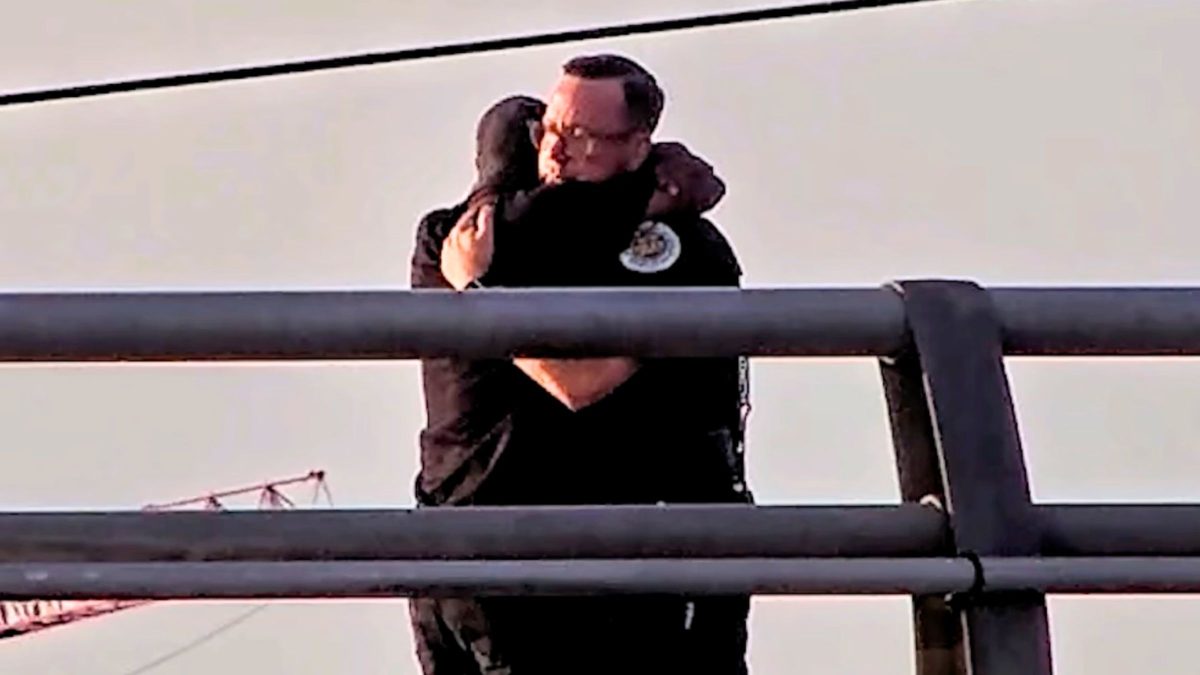 Policial conversa com homem prestes a pular de ponte e evita tragédia após 45 min de negociação, mas o que ele disse ao estender a mão emociona - QTU Questões do Universo