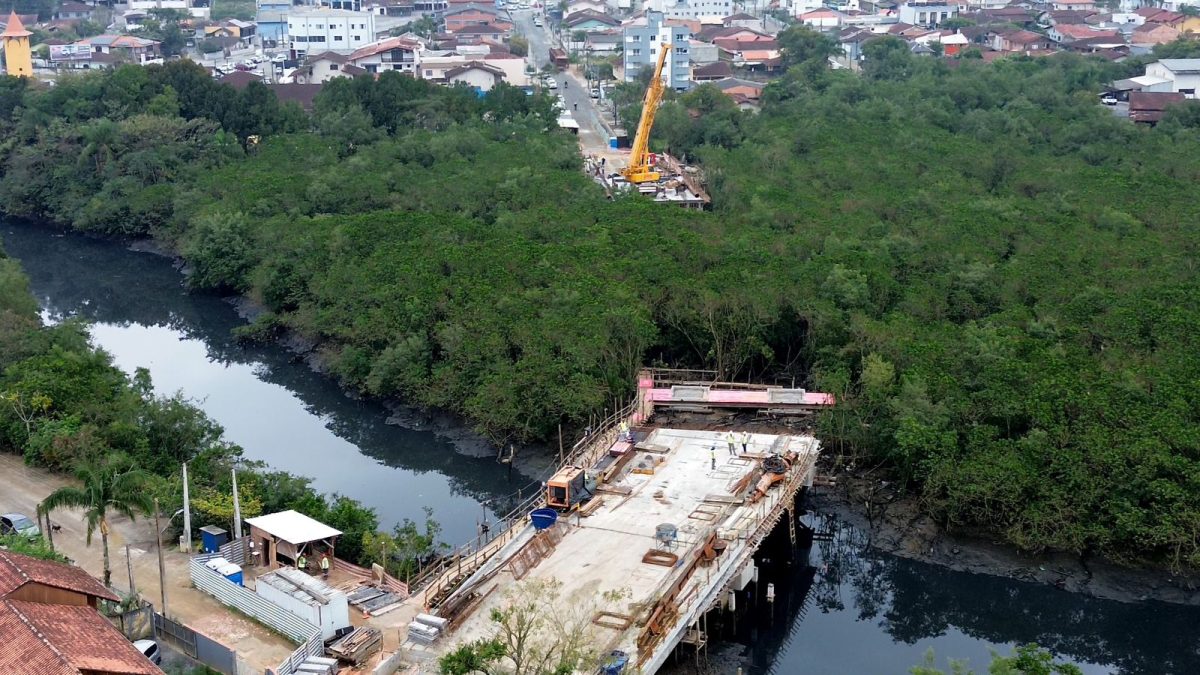 Ponte que vai mudar a vida de 114 mil moradores ganha forma com gigantes de concreto de 14 toneladas em SC - QTU Questões do Universo